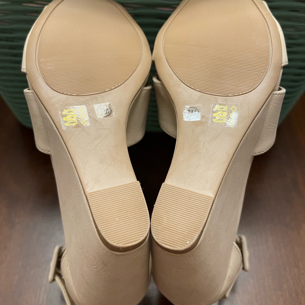 Chinese Laundry Women's Cream Sandals SZ 7 NWOT - Picture 9 of 9